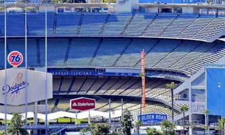 Dodgers rinden tributo a ‘Chente’ cantando ‘Volver, volver’ (video)