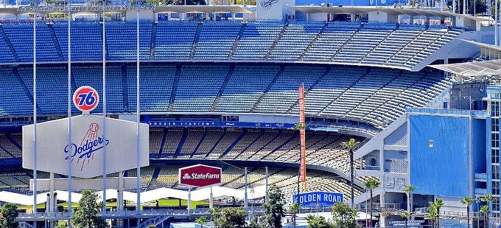 Dodgers rinden tributo a ‘Chente’ cantando ‘Volver, volver’ (video)