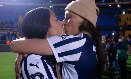 Love is love: Rebeca Bernal y Janelly Farías festejan título de Rayadas con romántico beso