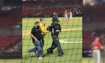 Umpire es detenido en pleno juego de beisbol en Mazatlán