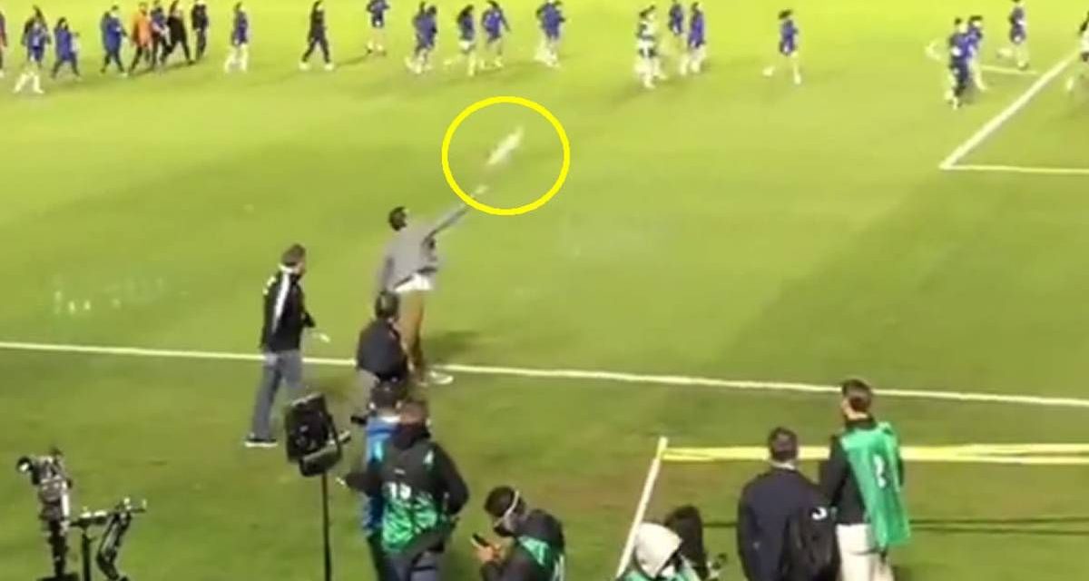 Nahuel Guzmán le lanza un objeto a las jugadoras de Rayadas