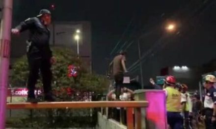 ¡Salto de fe!; policía salva a joven de suicidio con peligrosa maniobra en CDMX (video)