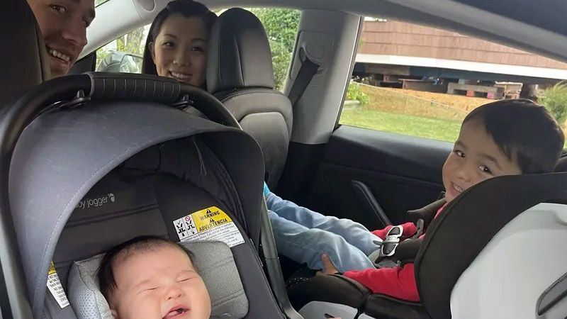 Mujer da a luz en un Tesla mientras iba en piloto automático