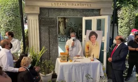 Depositan las cenizas de Carmelita Salinas junto a su hijo Pedro Plascencia en CDMX