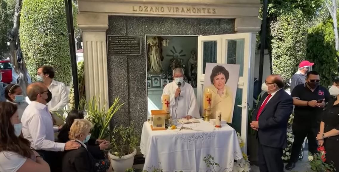 Depositan las cenizas de Carmelita Salinas junto a su hijo Pedro Plascencia en CDMX