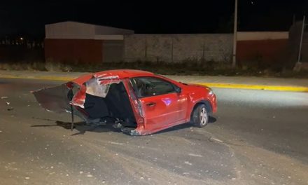 ¡Parte su auto en dos!; joven a exceso de velocidad se salva de morir en impresionante accidente en Saltillo