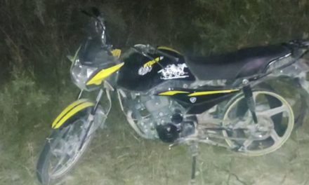 Pareja cae de motocicleta en plena carretera en Derramadero