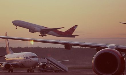 Ómicron una amenaza para la industria aérea