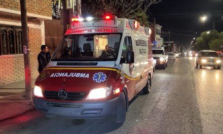 Taxista se pasa alto e impacta a motociclista en colonia Morelos