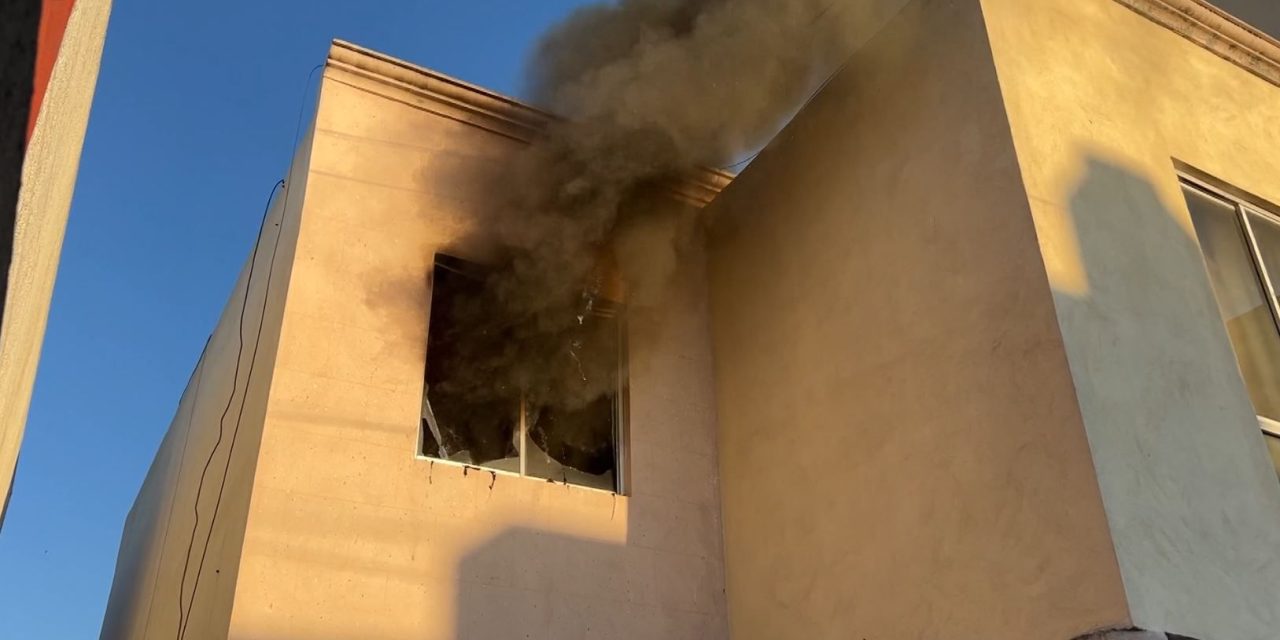 Voraz incendio en colonia Vista Hermosa arrasa con dormitorio en Saltillo
