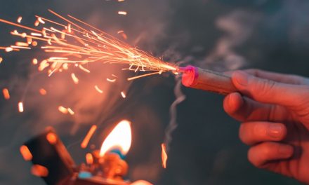 Niño pierde dedito tras explotarle cohete en la mano en Guanajuato