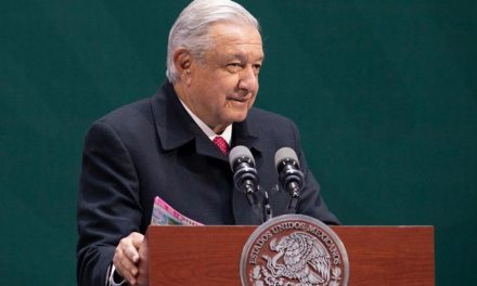 AMLO anuncia que este mes se aplicará el refuerzo de la vacuna anticovid a los adultos mayores