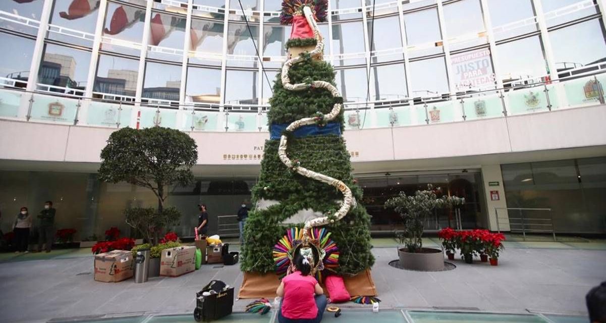 ¿Qué le vas a pedir Quetzalcóatl? Sorprende árbol de navidad en el Senado  (Memes)