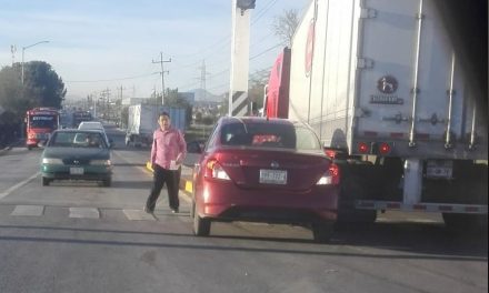 Tariler arrastra a automóvil en una curva de Saltillo