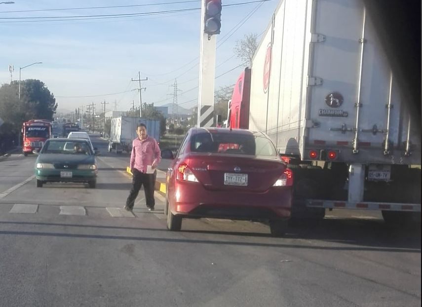 Tariler arrastra a automóvil en una curva de Saltillo