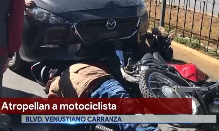 Se registra accidente en bulevar V. Carranza, atropellan a motociclista; tráfico pesado