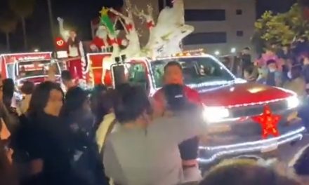 ¡Papá Noel no les traerá nada!; arman riña en pleno desfile navideño en Saltillo (video)