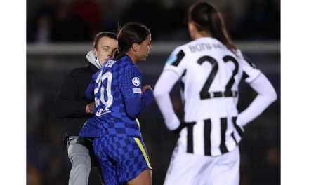 Jugadora del Chelsea derriba a espontáneo en la final de la Champion League Femenil (video)