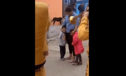 Pequeño paga con canicas y cinco pesos serenata para su mamá (video)