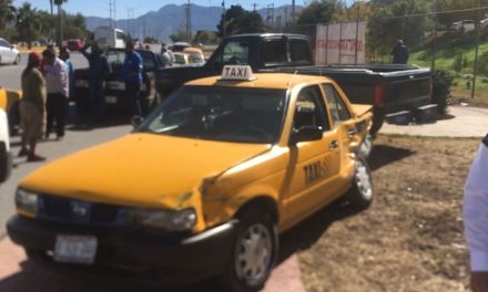 Joven conductor deja lesionado a taxista en accidente en Saltillo