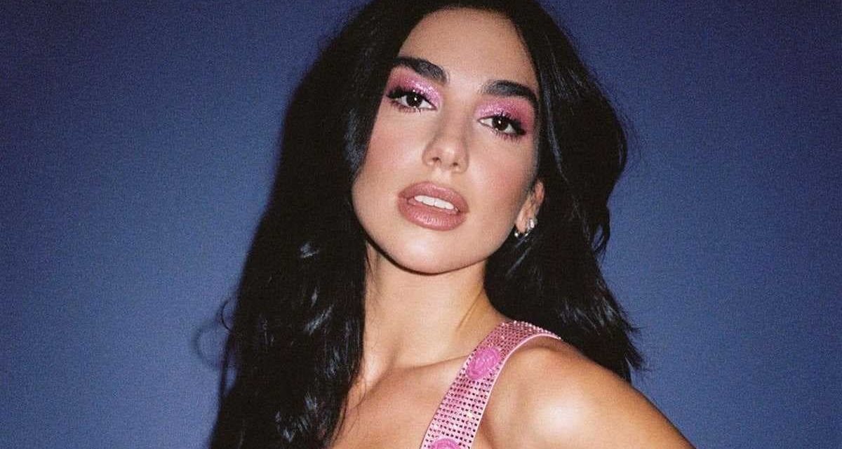 Dua Lipa incendia el internet con un bikini blanco y botas de nieve