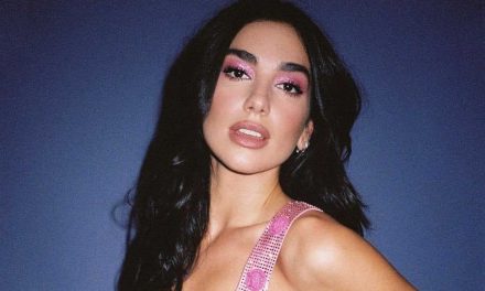 Dua Lipa incendia el internet con un bikini blanco y botas de nieve