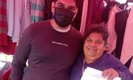 Joven presume su título en puesto de tianguis con el que su madre pagó estudios