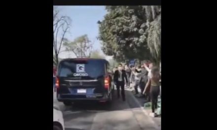 ‘Es el cuerpo de mi mamá, no de Vicente Fernández’, reporteros se equivocan de carroza fúnebre (video)