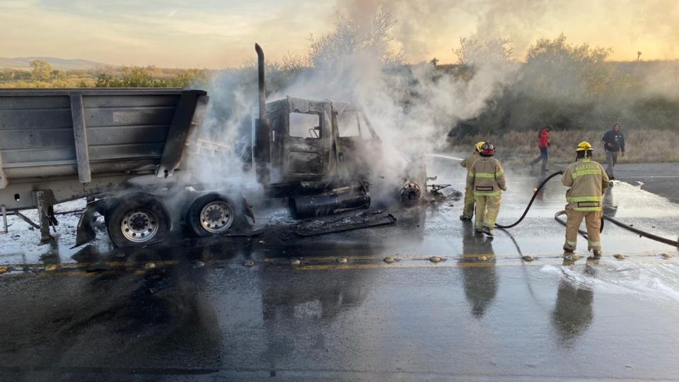 Choque de tráiler deja dos personas sin vida sobre carretera a Monclova