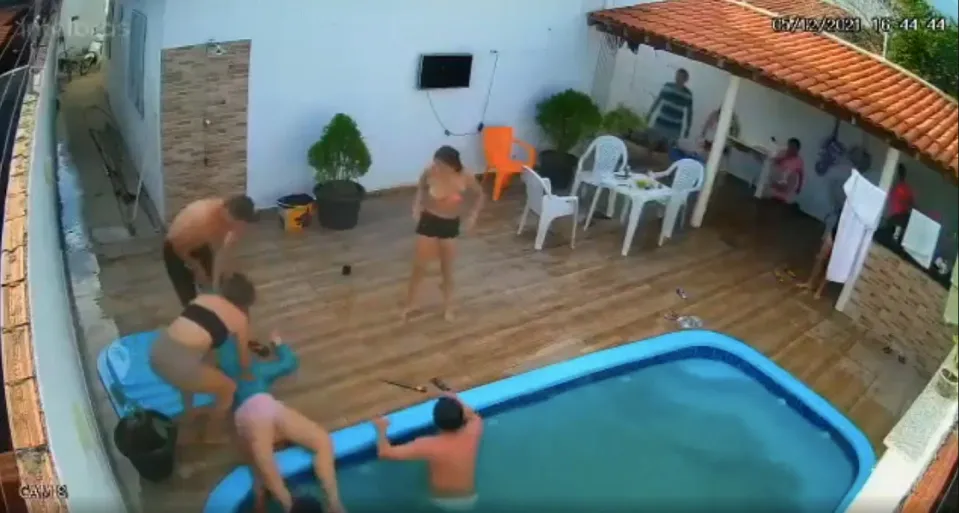 ¡Escalofriante! Niña de 13 años es arrastrada bajo el agua cuando su cabello queda atrapado en el filtro de la piscina (Video)