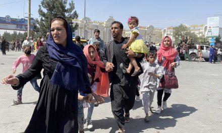 Talibanes comienzan a hacer cambios en Afganistán y prohíben a las mujeres viajar sin acompañante