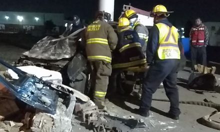 Joven al borde de la muerte tras quedar prensado en su auto en Saltillo
