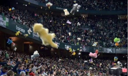 ‘Muñeco avisa’, lluvia de peluches se hizo presente en España (video)