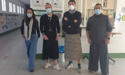 Profesores usan falda y se pintan las uñas para apoyar a un alumno trans