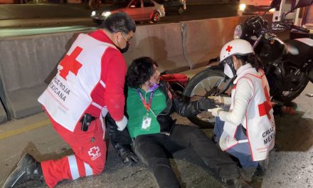 Motociclista cae en periférico; auto le cierra el paso y se da a la fuga en Saltillo