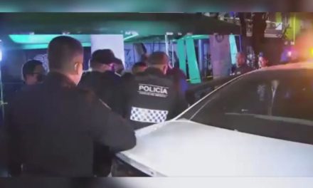Policías ebrios protagonizan riña y los arrestan (Video)