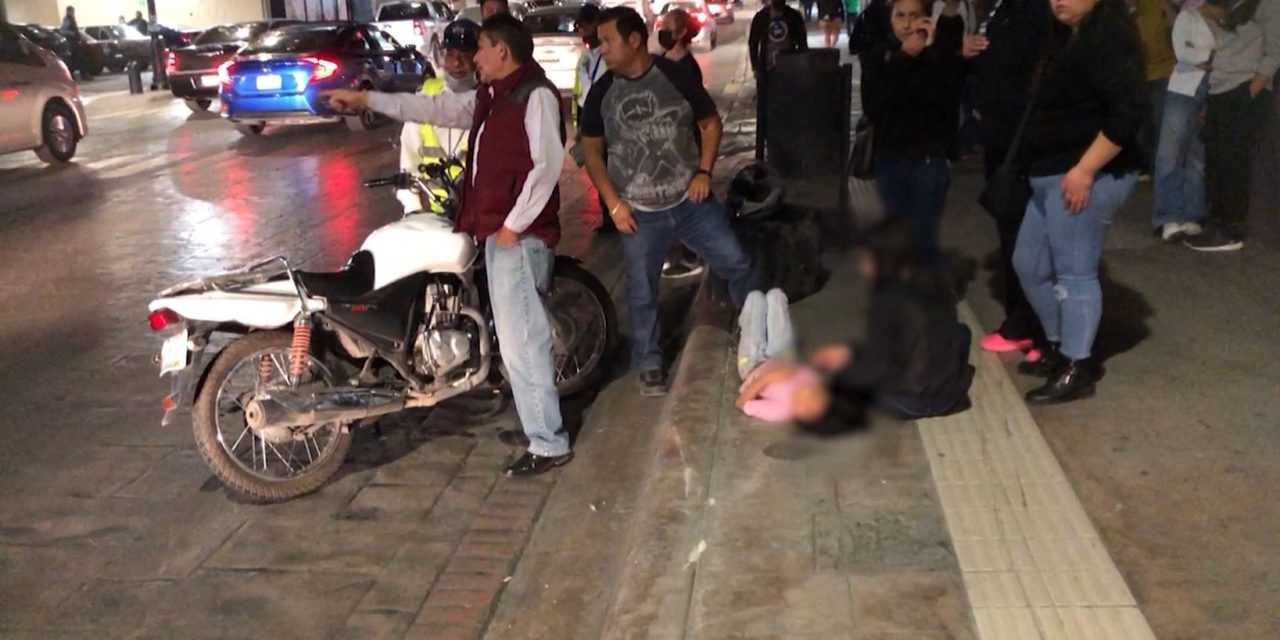 Motociclista atropella a niñas: rebasaba por la derecha en centro de Saltillo