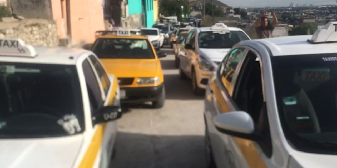 Ladrón escapa tras persecución de taxistas en Saltillo