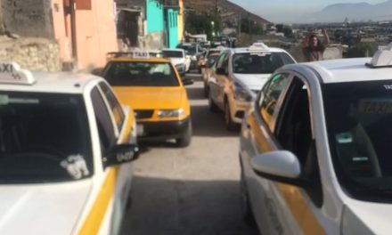 Ladrón escapa tras persecución de taxistas en Saltillo