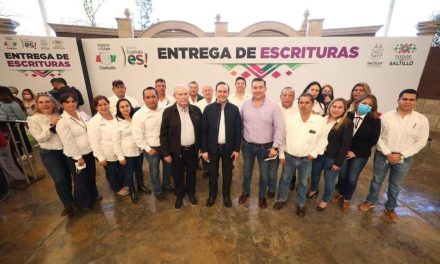 Manolo Jiménez realiza entrega histórica de escrituras para familias de Saltillo