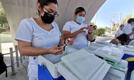 Maestros y personal de salud serán los siguientes en recibir tercera dosis contra el covid