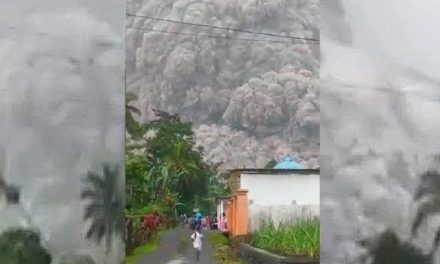 Impresionante erupción de volcán deja persona sin vida y 41 heridos en Indonesia (video)
