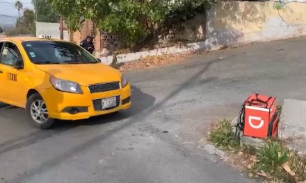 Mujer repartidora de DiDi de comida es embestida por taxi en Saltillo