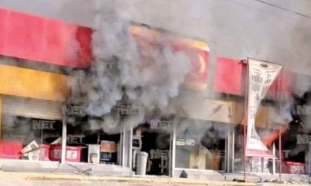Crimen organizado desata ola de terror en Juárez; queman negocios, autos y hasta comandancia