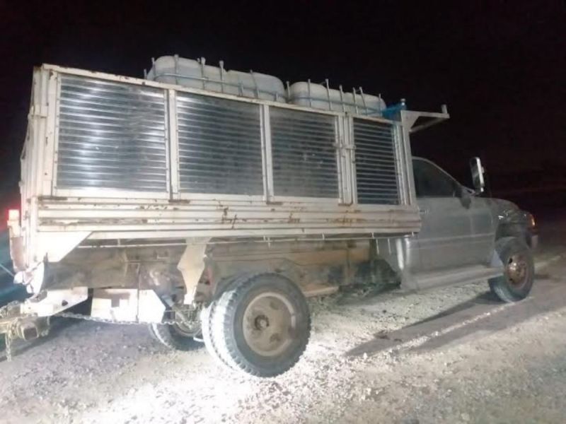 Abandonan camioneta con 5 mil litros de ‘huachicol’ en Hidalgo