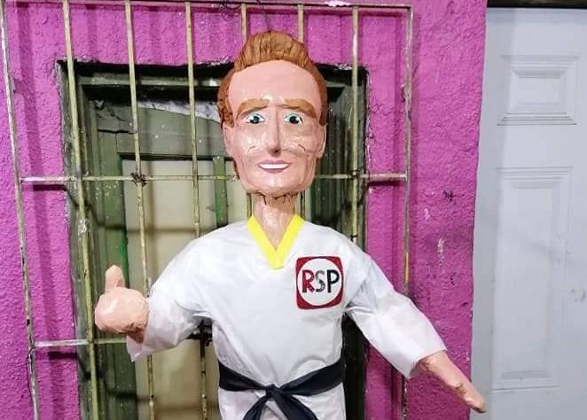De ‘golpiza’ a ‘paliza’: lanzan la piñata de Alfredo Adame