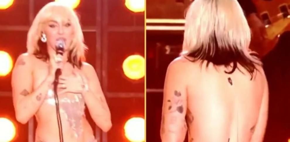 Miley Cyrus se queda en ‘topless’ en pleno concierto de fin de año (video)