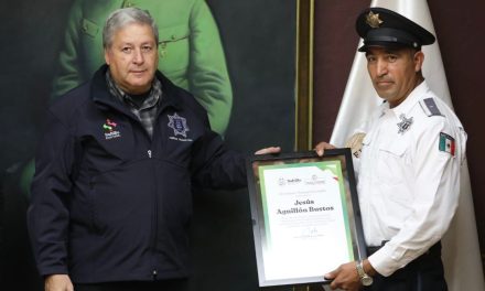 Chema Fraustro reconoce a policías por acciones extraordinarias