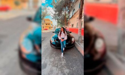 Joven muestra orgullosa su nuevo coche que compró ‘con el sudor de sus nalgas’