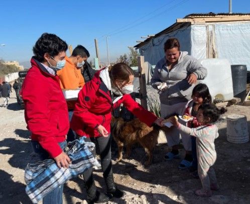 Lleva María Bárbara Cepeda insumos para mitigar el frío en su distrito